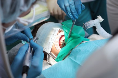 Kind beim Zahnarzt unter ITN