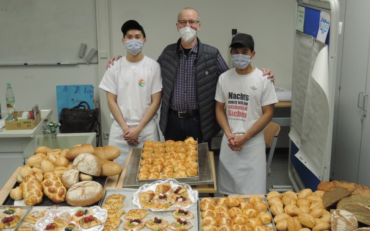Bäckermeister Heiner Lucks (Mitte) mit zwei Auszubildenden aus Vietnam