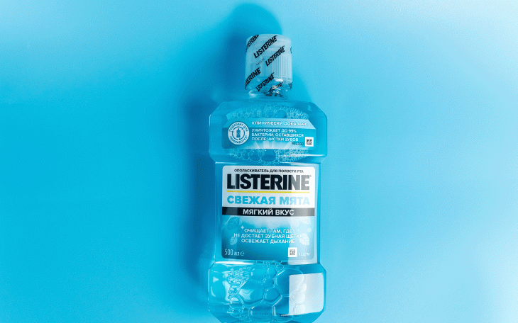 Listerineflasche auf blauem Hintergrund