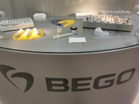 Produkte von Bego in der Vitrine