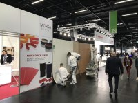 Handewrker vor Messewand