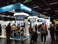 Messestand Megagen mit Besuchern