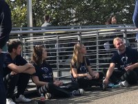Pausierende Menschen auf der Plaza