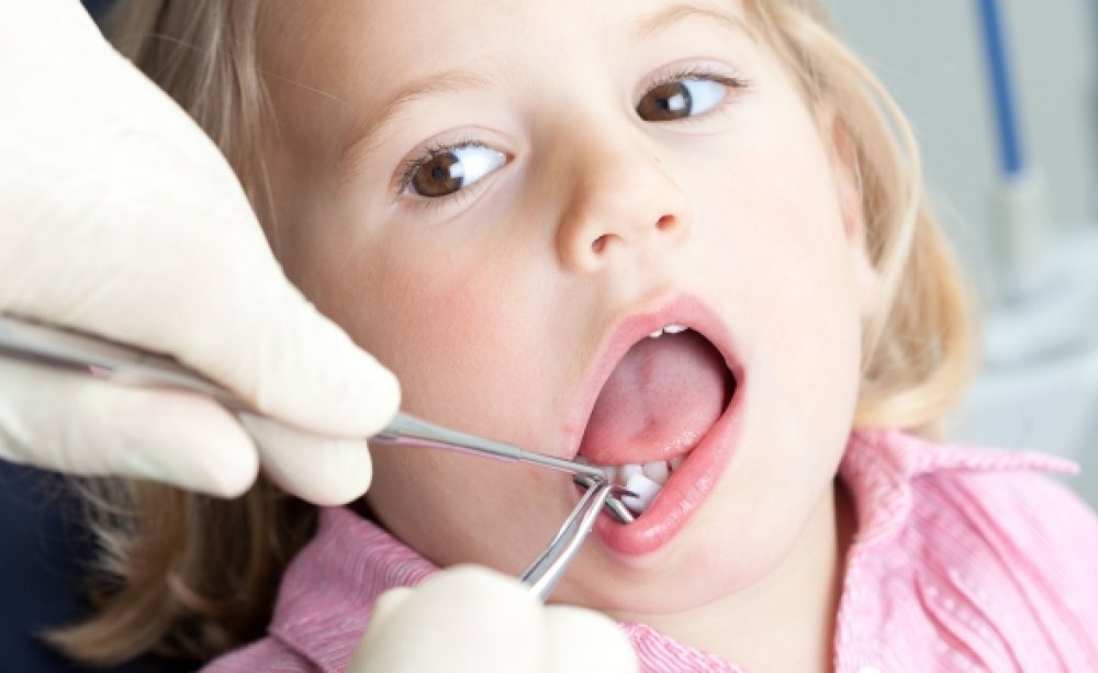 Kinder fühlen sich in der Umgebung Zahnarztpraxis unwohl.