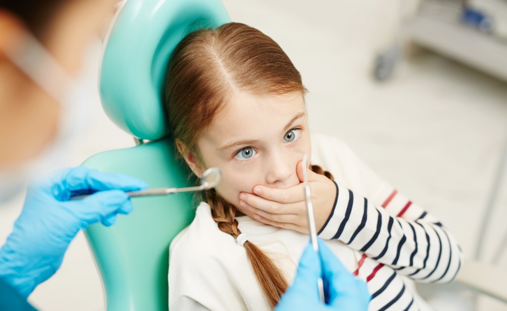 Ängstliches Kind beim Zahnarzt. 