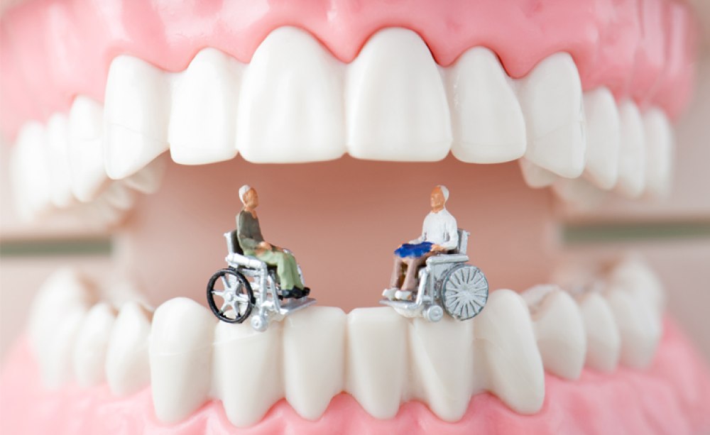 Die die Zahnärztekammer Schleswig-Holstein ein Maßnahmen-Paket zum Thema „Mund- und Zahnhygiene bei Pflegebedürftigen und Menschen mit Behinderungen“ zusammengestellt. 