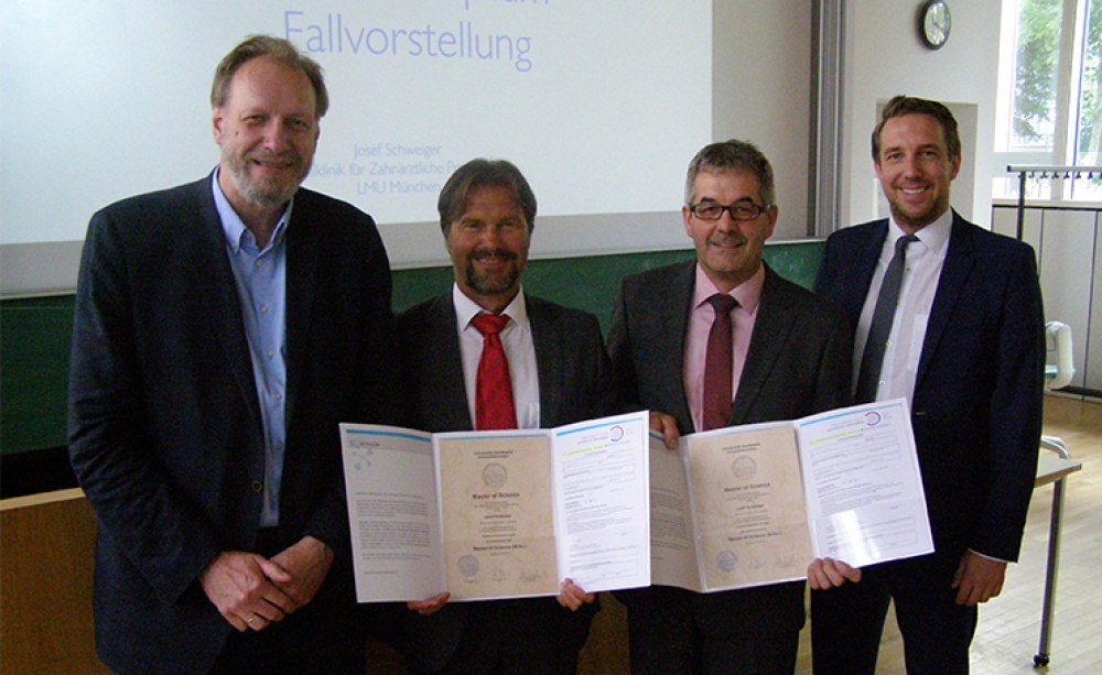 Von links: Studienleiter Prof. Bernd Kordaß, die „Prüflinge“ Josef Reitmeier und Josef Schweiger mit ihren Masterurkunden und PD Jan-Frederic Güth (LMU, Mitglied im Prüfungsausschuss)