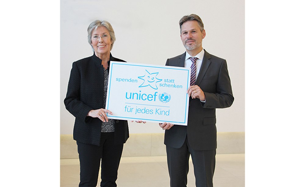 Voco unterstützt auch 2018 die UNICEF-Aktion „Spenden statt schenken“. Elke Schmidt (ehrenamtliche UNICEF-Mitarbeiterin) freut sich über das Engagement von Voco, hier mit Geschäftsführer Olaf Sauerbier.