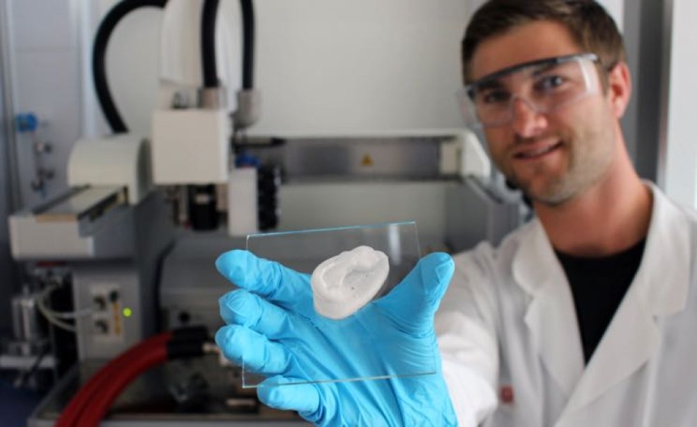 Das Ohr aus dem 3-D-Drucker ist robust und formstabil: Empa-Forscher Michael Hausmann nutzt Nanozellulose als Basis für neuartige Implantate.
