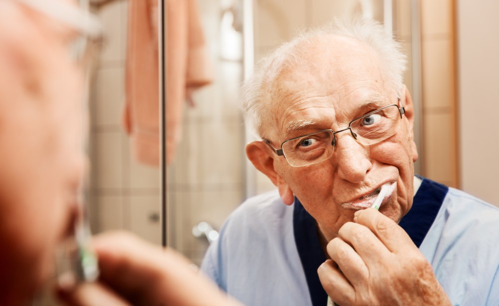 Senior beim Zähne putzen