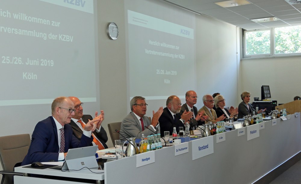 Vorstand und Präsidium der KZBV auf der Vertreterversammlung in Köln