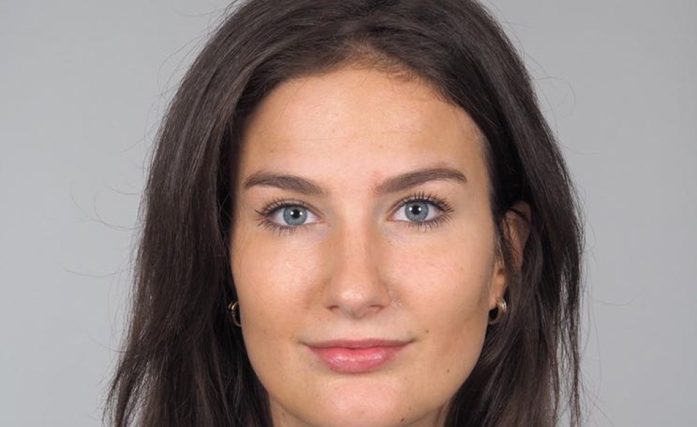 Marlene Leimer hat Zahnmedizin an der Danube Private University (DPU) in Krems studiert und dort parallel den Bachelorstudiengang "Medizinjournalismus" absolviert. Diesen hat sie mit der Arbeit "Social-Media-Aktivitäten in Zahnarztpraxen" abgeschlossen.