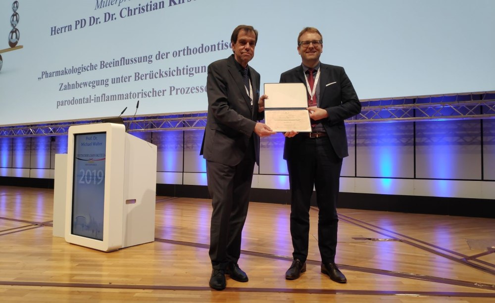 DGZMK-Präsident Prof. Dr. Michael Walter überreicht den Miller-Preis 2019 an PD Dr. Dr. Christian Kirschneck.