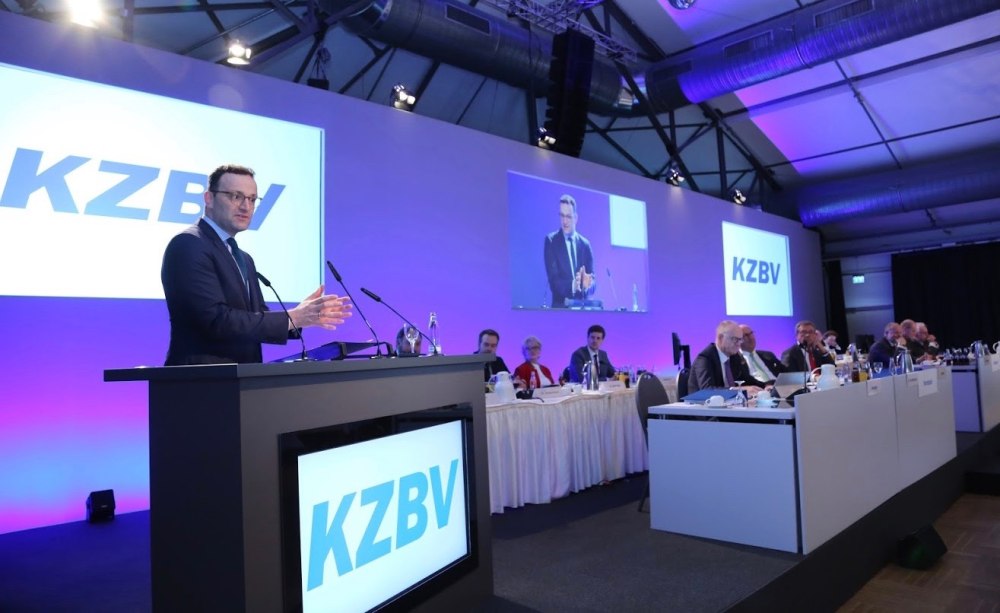 Der Bundesgesundheitsminister dominiert mit einem fulminanten 90-minütigen Auftritt die KZBV-Vertreterversammlung.