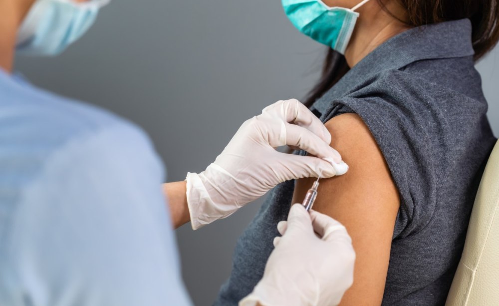 Die Landesärztekammer Hessen sieht Impfungen als originär ärztliche Aufgabe an und lehnt Corona-Impfungen durch Zahnärzte ab.