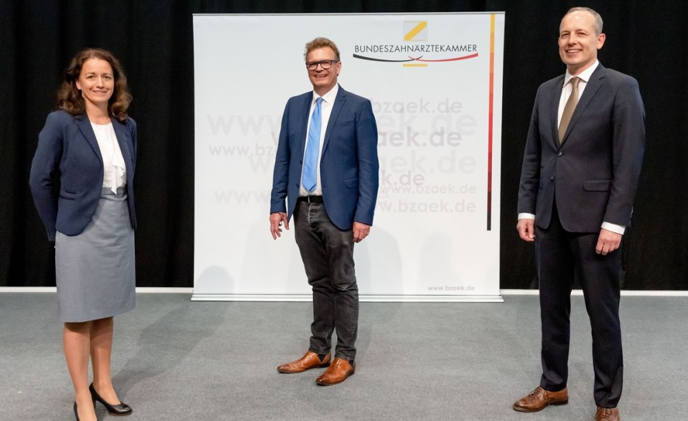 Der neue geschäftsführende Vorstand der BZÄK (v.l.) Vizepräsidentin Dr. Romy Ermler, Präsident Prof. Dr. Christoph Benz und Vizepräsident Konstantin von Laffert Der neue geschäftsführende Vorstand der BZÄK (v.l.) Vizepräsidentin Dr. Romy Ermler, Präsident Prof. Dr. Christoph Benz und Vizepräsident Konstantin von Laffert