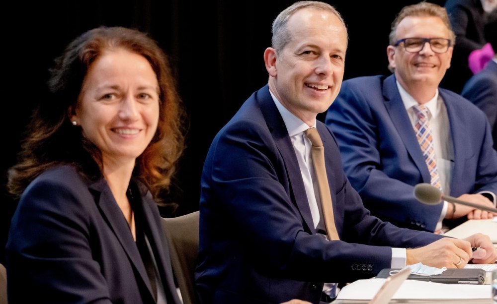 Der neue Geschäftsführende Vorstand der BZÄK: Vizepräsidentin Dr. Romy Ermler, Vizepräsident Konstantin von Laffert, Präsident Prof. Dr. Christoph Benz (v.l.n.r.) Der neue Geschäftsführende Vorstand der BZÄK: Vizepräsidentin Dr. Romy Ermler, Vizepräsident Konstantin von Laffert, Präsident Prof. Dr. Christoph Benz (v.l.n.r.)