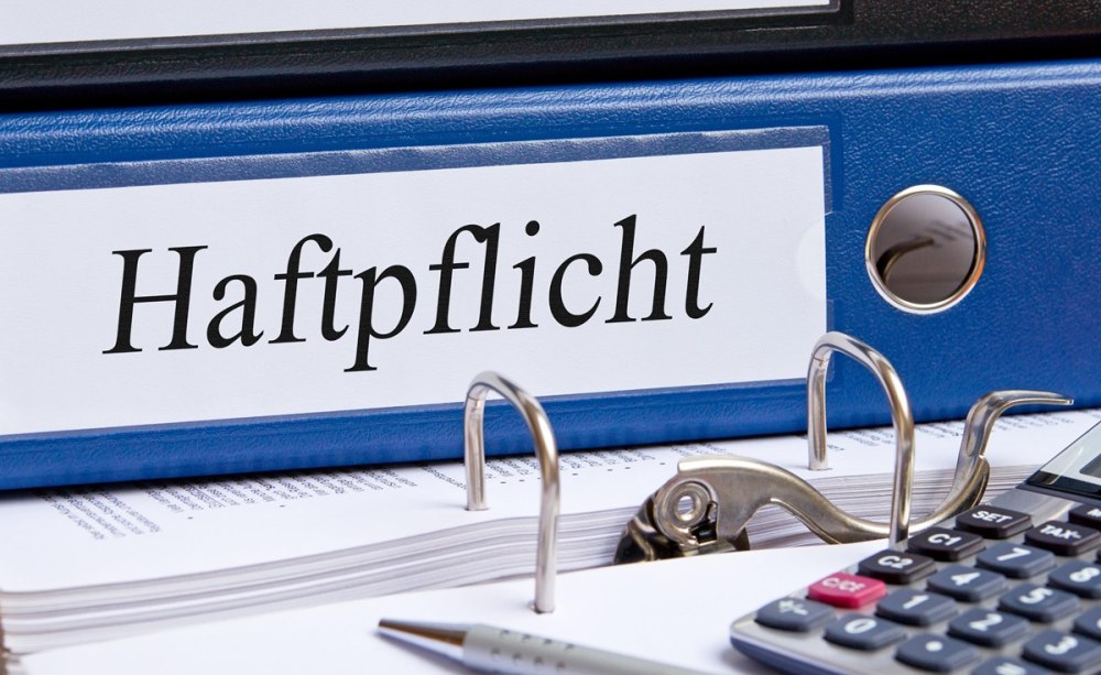 Blauer Ordner mit Aufschrift Haftpflicht