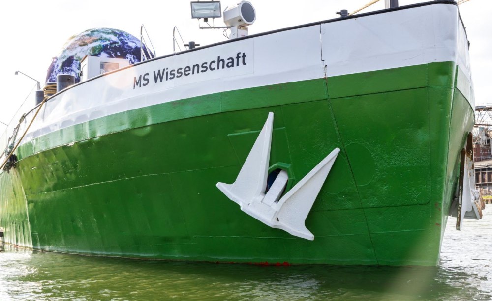 Das Ausstellungsschiff des Bundesministeriums für Bildung und Forschung geht 2021 in rund 30 Städten in Deutschland vor Anker. Das Ausstellungsschiff des Bundesministeriums für Bildung und Forschung geht 2021 in rund 30 Städten in Deutschland vor Anker.
