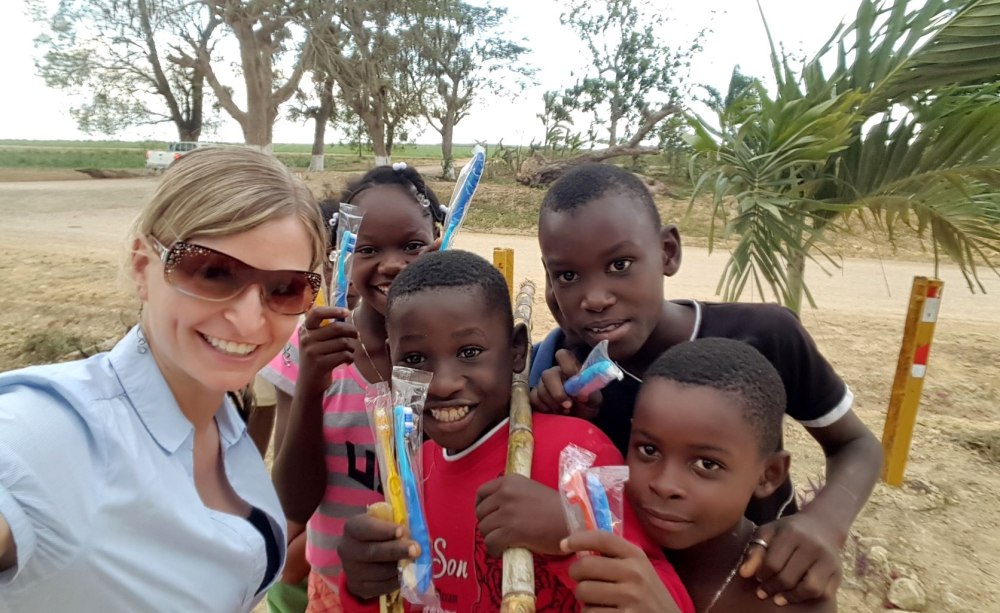 Daniela wartet darauf, dass sie ihrer Arbeit als karibische Zahnfee wieder nachgehen kann und hofft auf Spenden, mit denen sie die Kosten für die Lagerung der Hilfsgüter ausgleichen kann. Daniela wartet darauf, dass sie ihrer Arbeit als karibische Zahnfee wieder nachgehen kann und hofft auf Spenden, mit denen sie die Kosten für die Lagerung der Hilfsgüter ausgleichen kann.