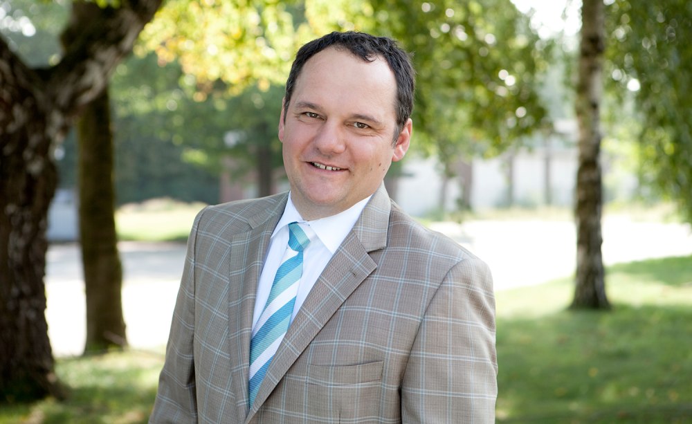 Protrait von Prof. Uwe Kleinkes vor Bäumen
