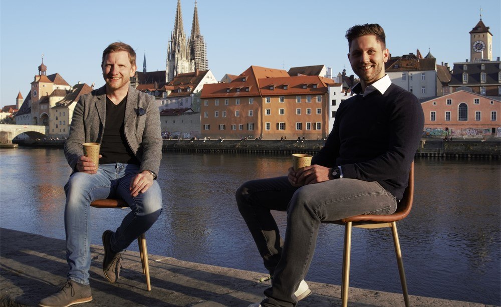 Nico Heinrich und Markus Lenhardt sitzen am Fluss