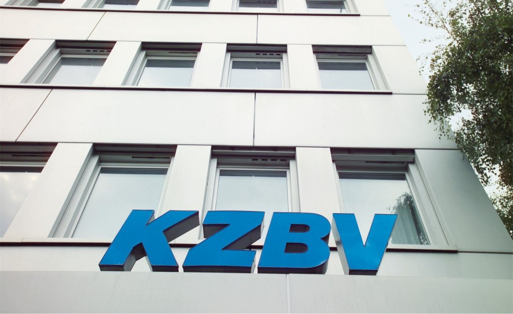 KZBV Logo am Ärztehaus in Köln