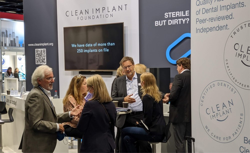 CleanImplant IDS 2021 Menschen auf dem Messestand der CleanImplant Foundation
