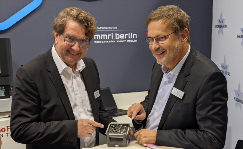 CleanImplant IDS 2021 Zwei Herren am Messestand mit Implantatbox