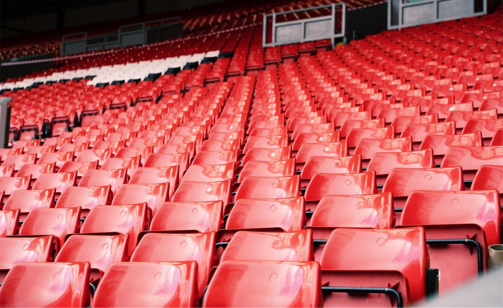 Rote Stuhlreihen in Fußballstadium