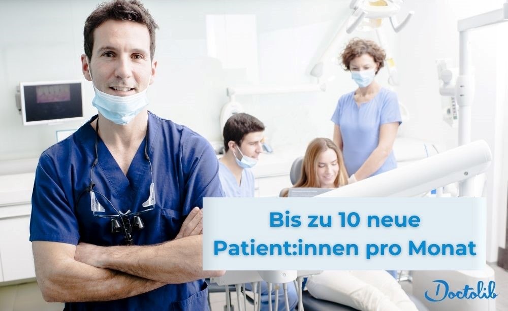 Neupatient:innen auch außerhalb der Sprechzeiten gewinnen mit Doctolib Zahnarzt in Praxis mit Angestellten und Patientin auf Stuhl