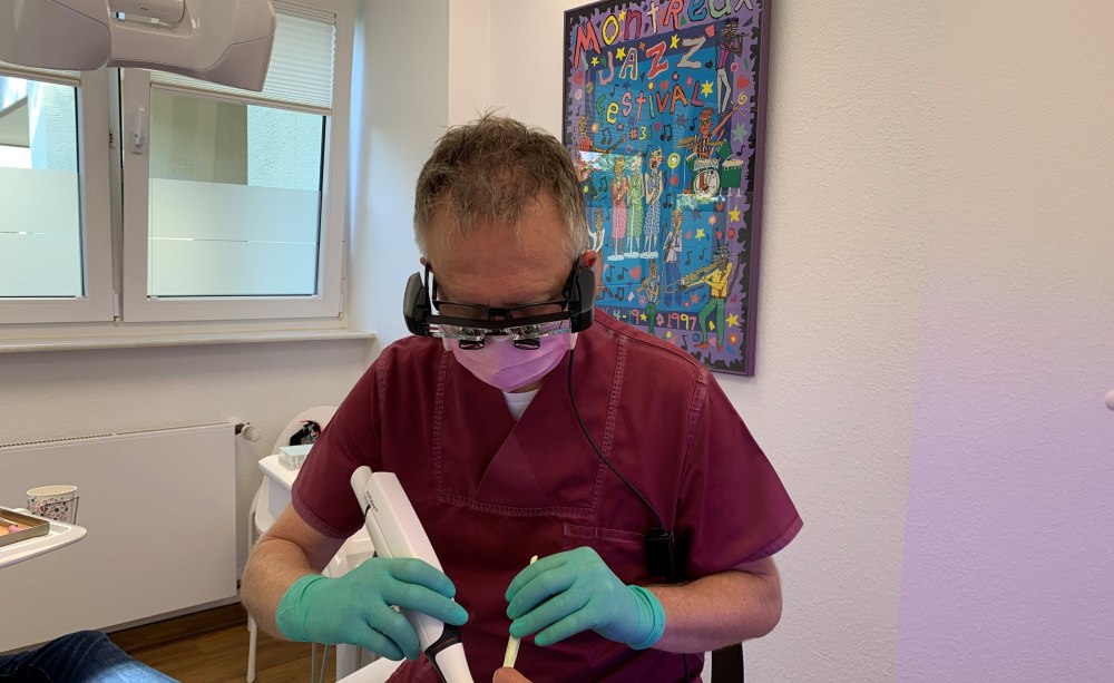 Kay Vietor mit IOS Zahnarzt mit intraoral Scanner und Patientin in Praxis