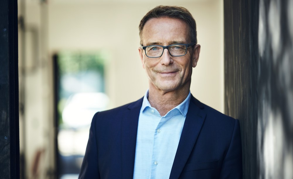 Matthias Riedl Portrait-Aufnahme eines Mannes vor unscharfem Hintergrund