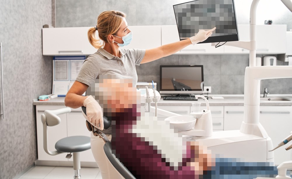 Patient auf Zahnarztstuhl Zahnärztin bei der Arbeit