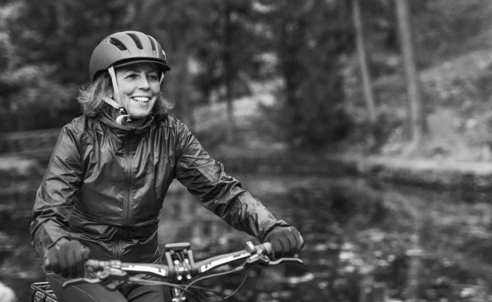 Eine Frau, die Fahhrad fährt Frau auf Fahrrad in schwarz-weiß