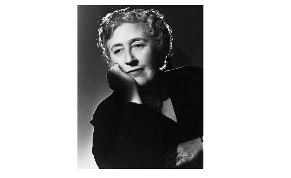 Agatha Christie Agatha Christie stützt ihren Kopf auf die linke Hand