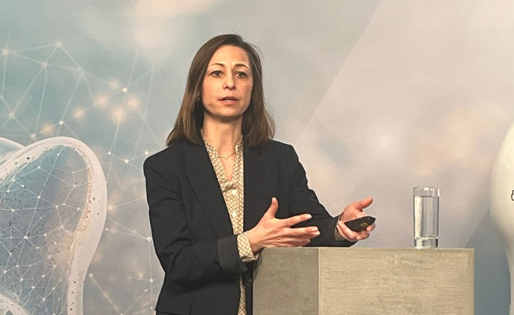 Prof. Dr. Dr. Daniela Ohlendorf-Trapp: In der Körperhaltung findet jede Bewegung ihren Anfang und ihr Ende. Frau am Rednerpult