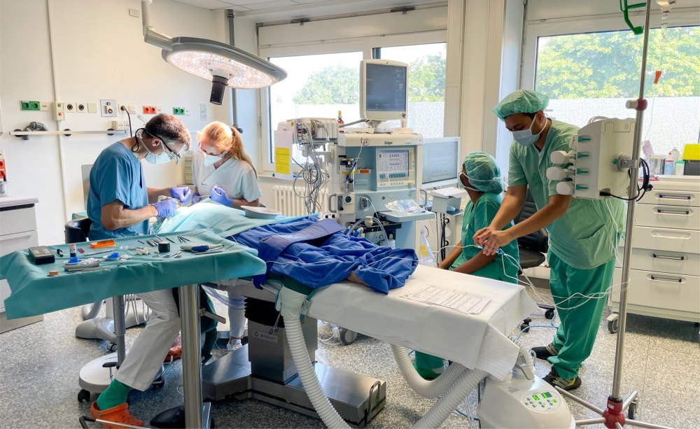 medizinisches Fachpersonal an einem OP-Tisch