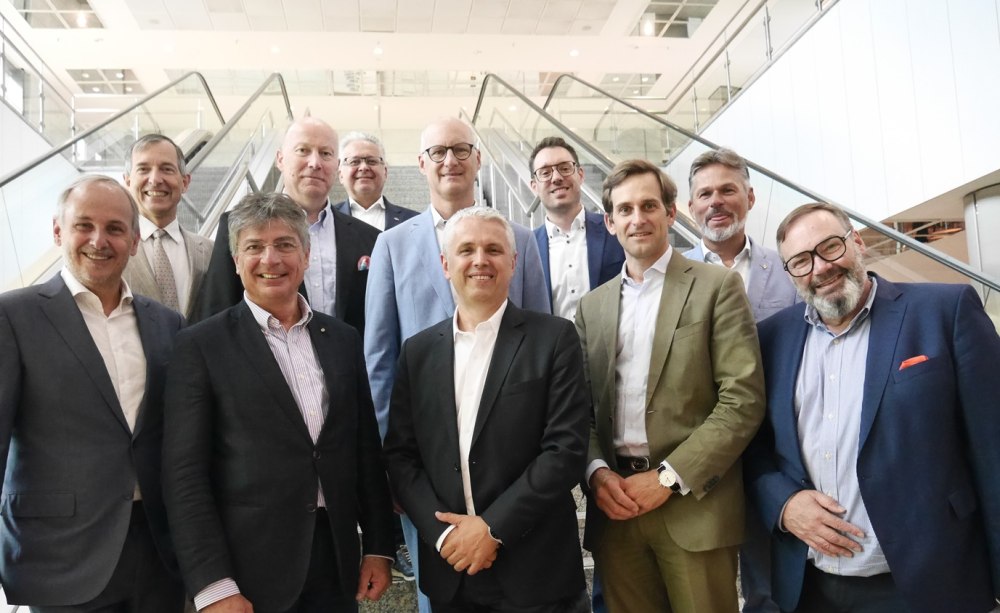 Viele Männer stellen sich auf einer Treppe fürs Foto auf