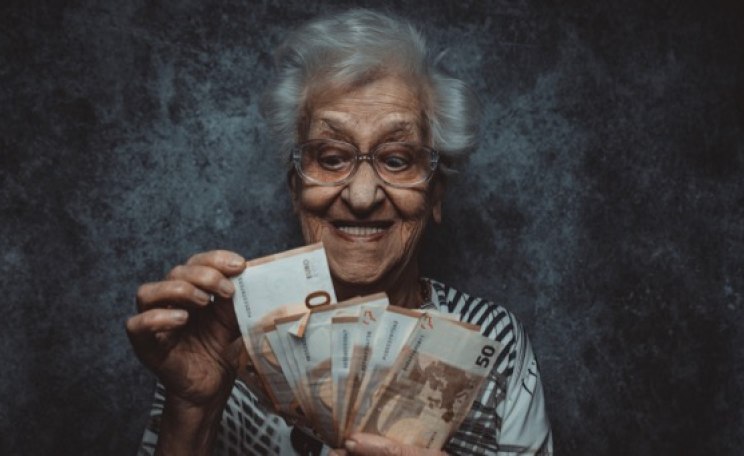 Rentnerin zählt Geldscheine