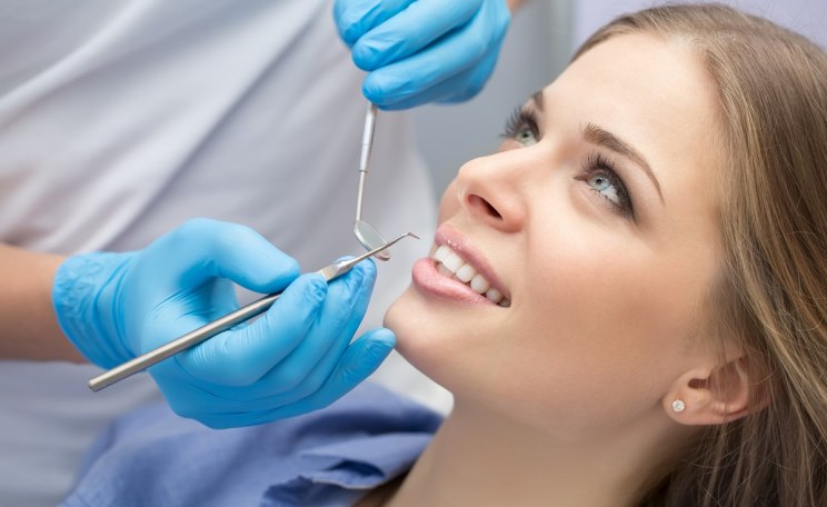 Frau Behandlung Zahnarzt