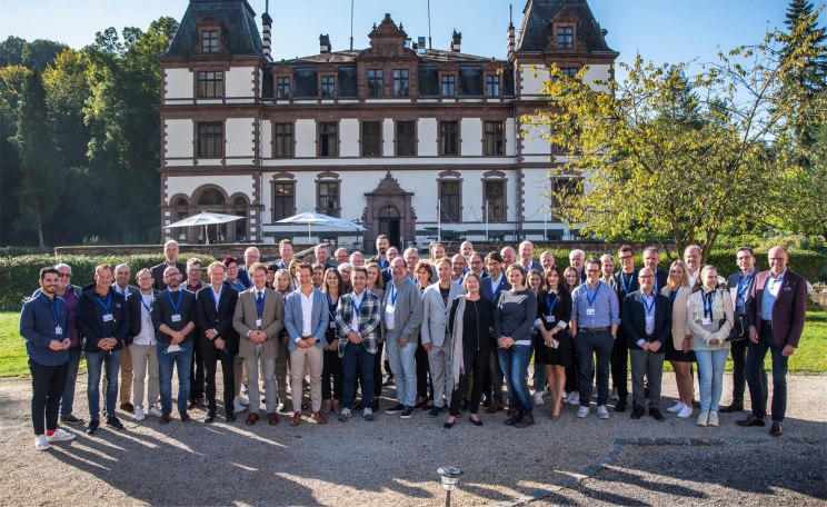 Gruppenfoto der Teilnehmer der 5. DGI-Leitlinienkonferenz vor Schloss Ahrenthal