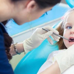 Kind während der Behandlung beim Zahnarzt: Der Gaba-Preis zeichnet Konzepte und Ansätze aus, die zur Verbesserung der Mundgesundheit von Kindern und Jugendlichen geführt haben.