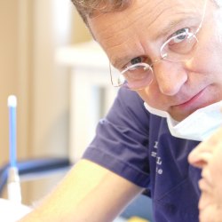 Dr. Dirk Bleiel ist einer von bundesweit 77 Spezialisten für Seniorenzahnmedizin. 