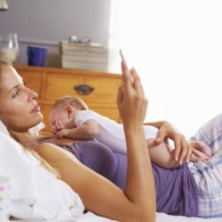 Eine aktuelle Studie untersucht die Rolle von Facebook, Twitter und Instagram in der „goldenen Stunde“ nach der Geburt.