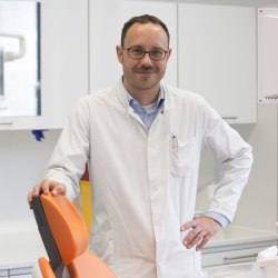 Prof. Sebastian Hahnel ist Direktor der Poliklinik für Zahnärztliche Prothetik des Universitätsklinikums Leipzig. 