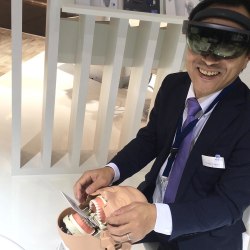 Mit der VR-Brille am Stand von Morita