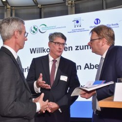 VDZI-Präsident Dominik Kruchen (Mitte) mit Dr. Thomas Gebhart (rechts), Parlamentarischer Staatssekretär im BMG, und Eberhard Schmidt, Vizepräsident der Bundesinnung der Hörakustiker. 