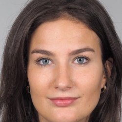 Marlene Leimer hat Zahnmedizin an der Danube Private University (DPU) in Krems studiert und dort parallel den Bachelorstudiengang "Medizinjournalismus" absolviert. Diesen hat sie mit der Arbeit "Social-Media-Aktivitäten in Zahnarztpraxen" abgeschlossen.