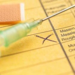 Ab dem 1. März 2020 gilt das Masernschutzgesetz. Impfverweigerung kann zur Kündigung führen, Wir verraten, was Praxisinhaber beachten sollten.